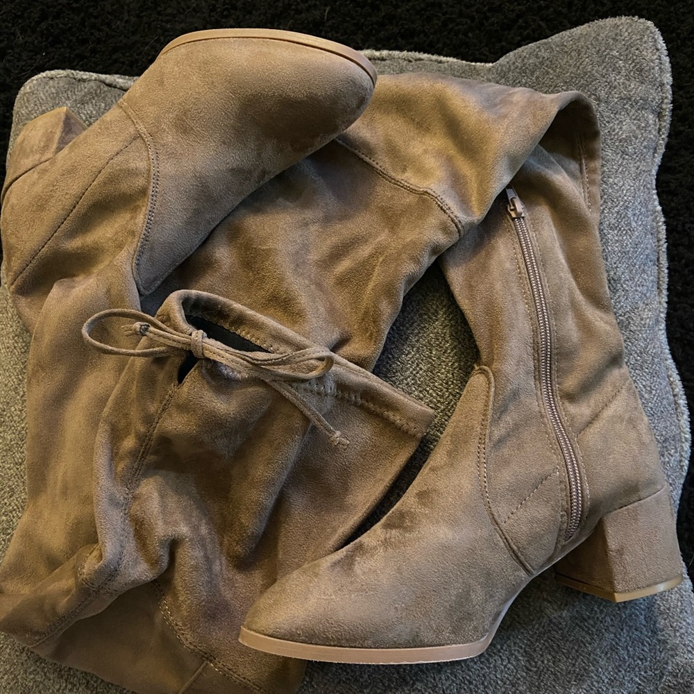 Knee High boots 💕